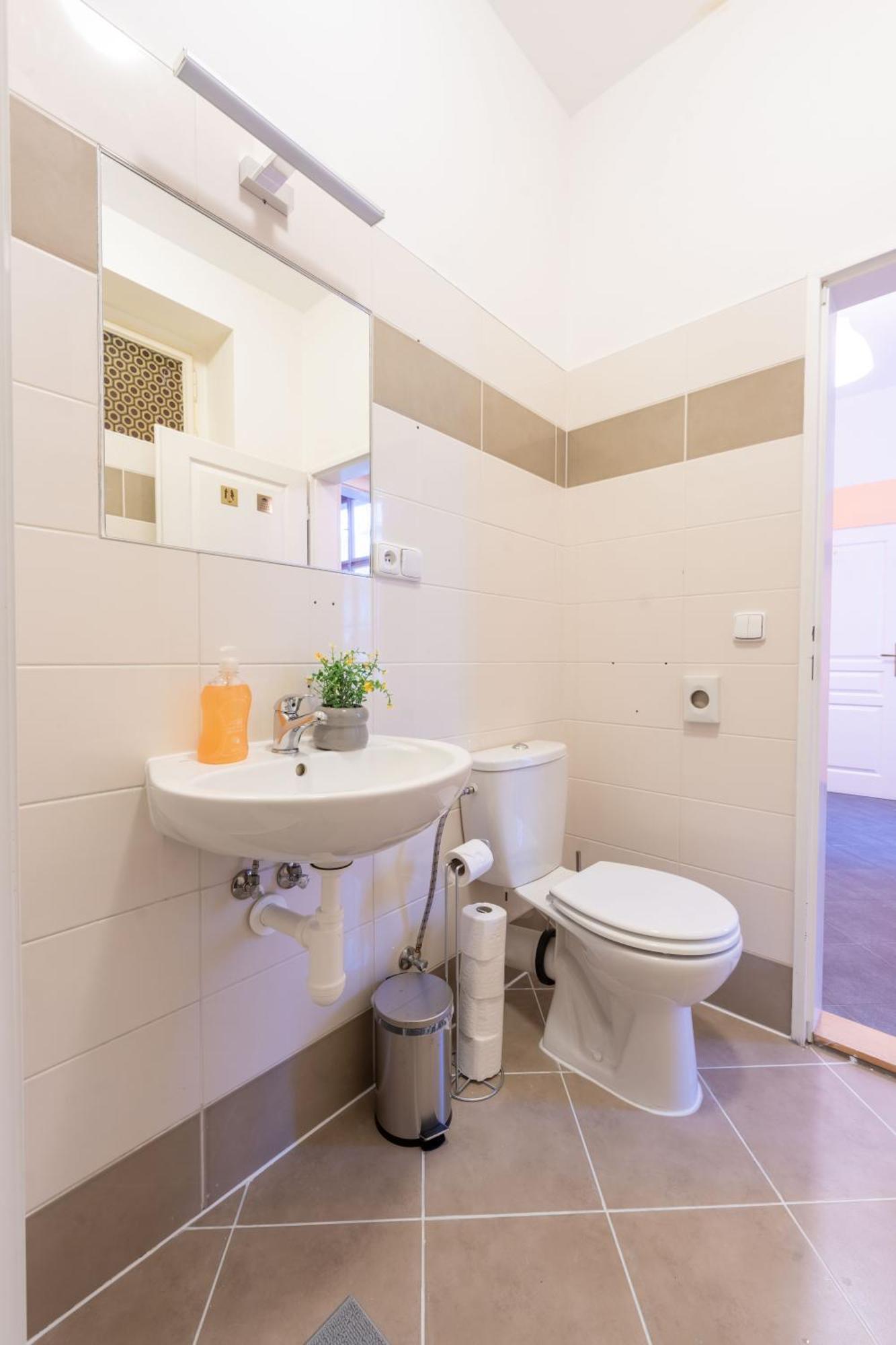 Stellar Female Hostel Прага Экстерьер фото