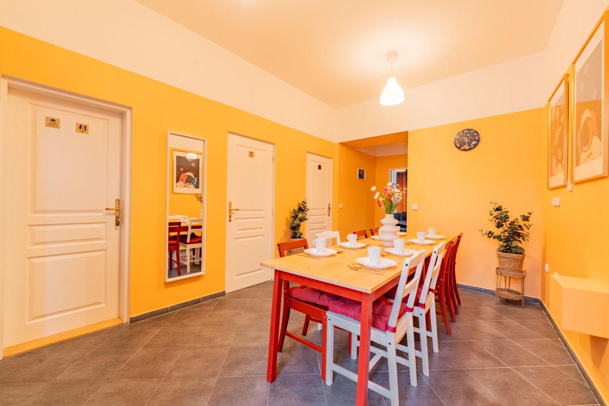 Stellar Female Hostel Прага Экстерьер фото