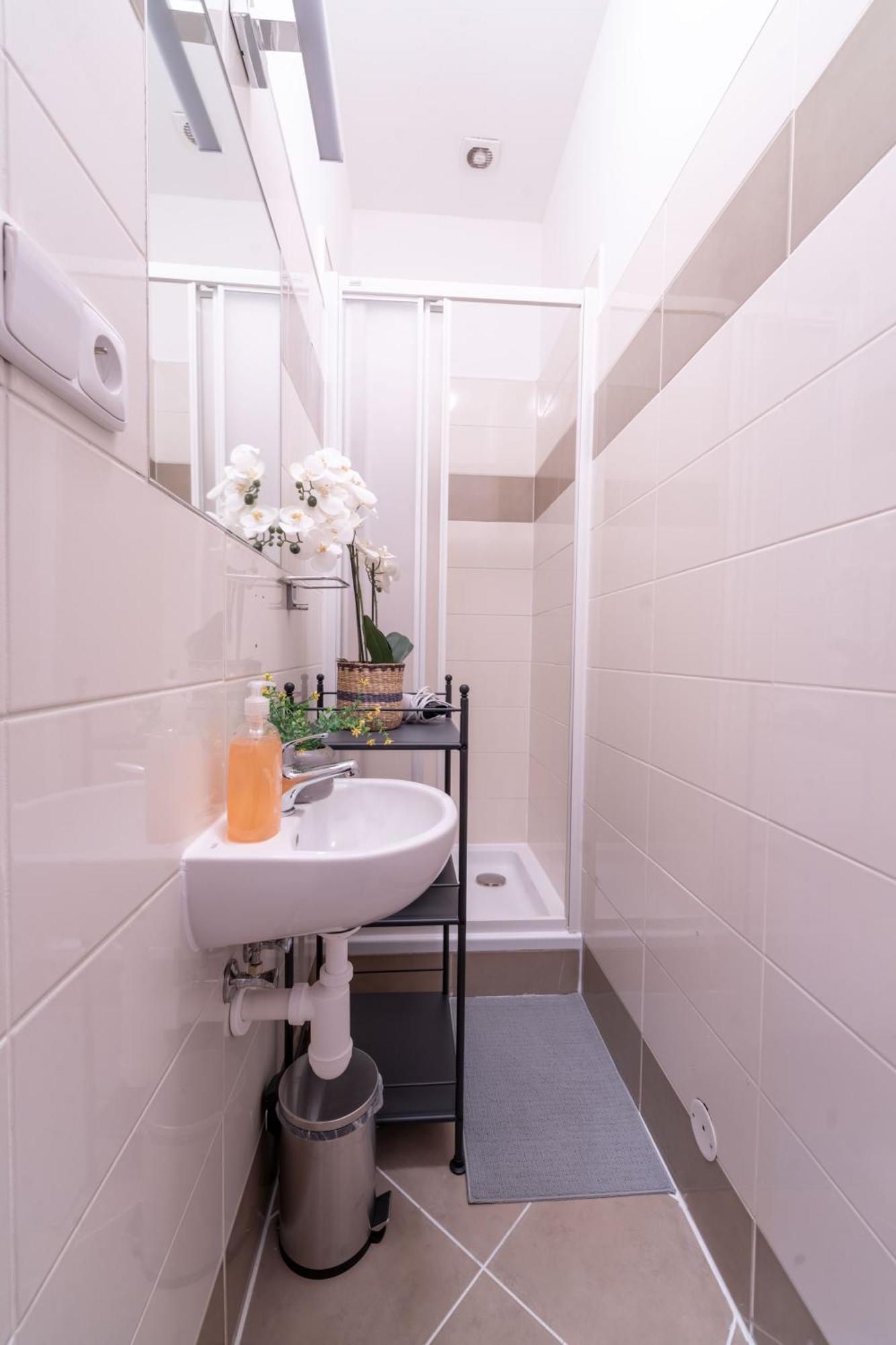 Stellar Female Hostel Прага Экстерьер фото