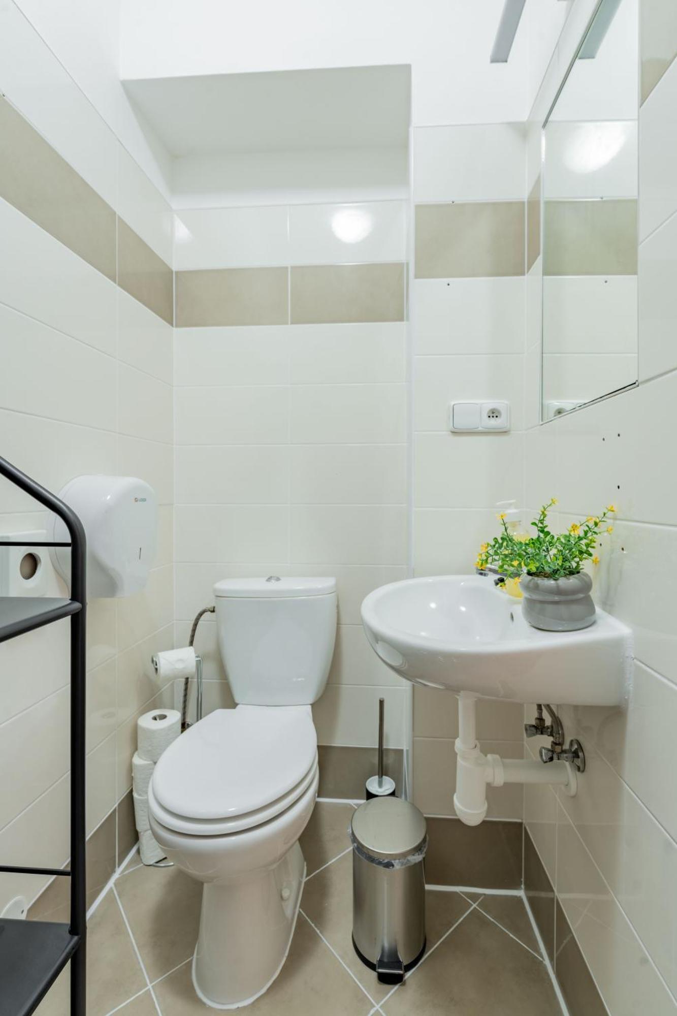 Stellar Female Hostel Прага Экстерьер фото