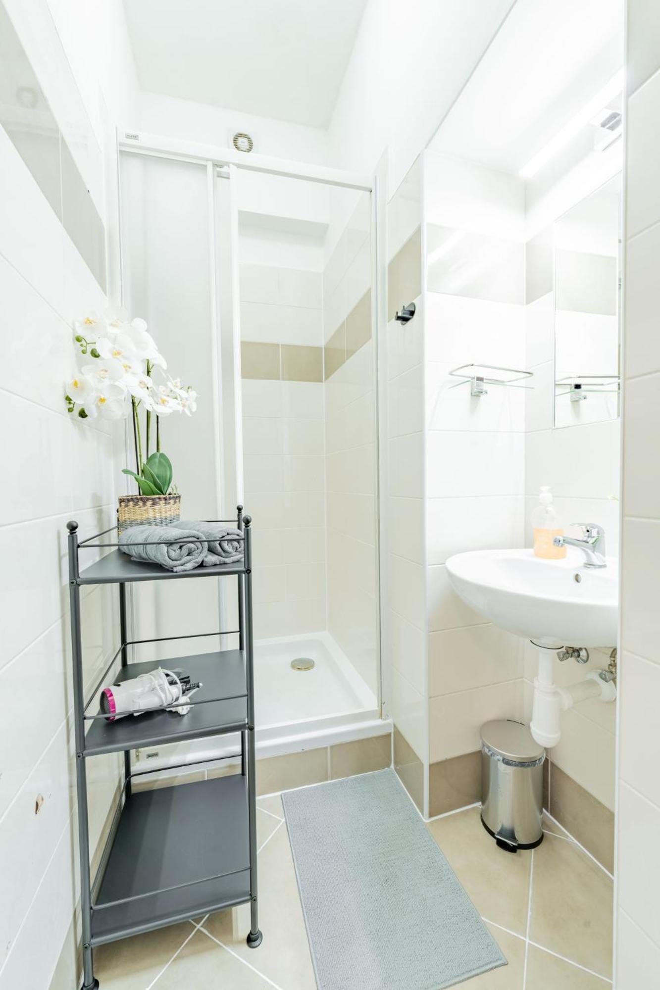 Stellar Female Hostel Прага Экстерьер фото