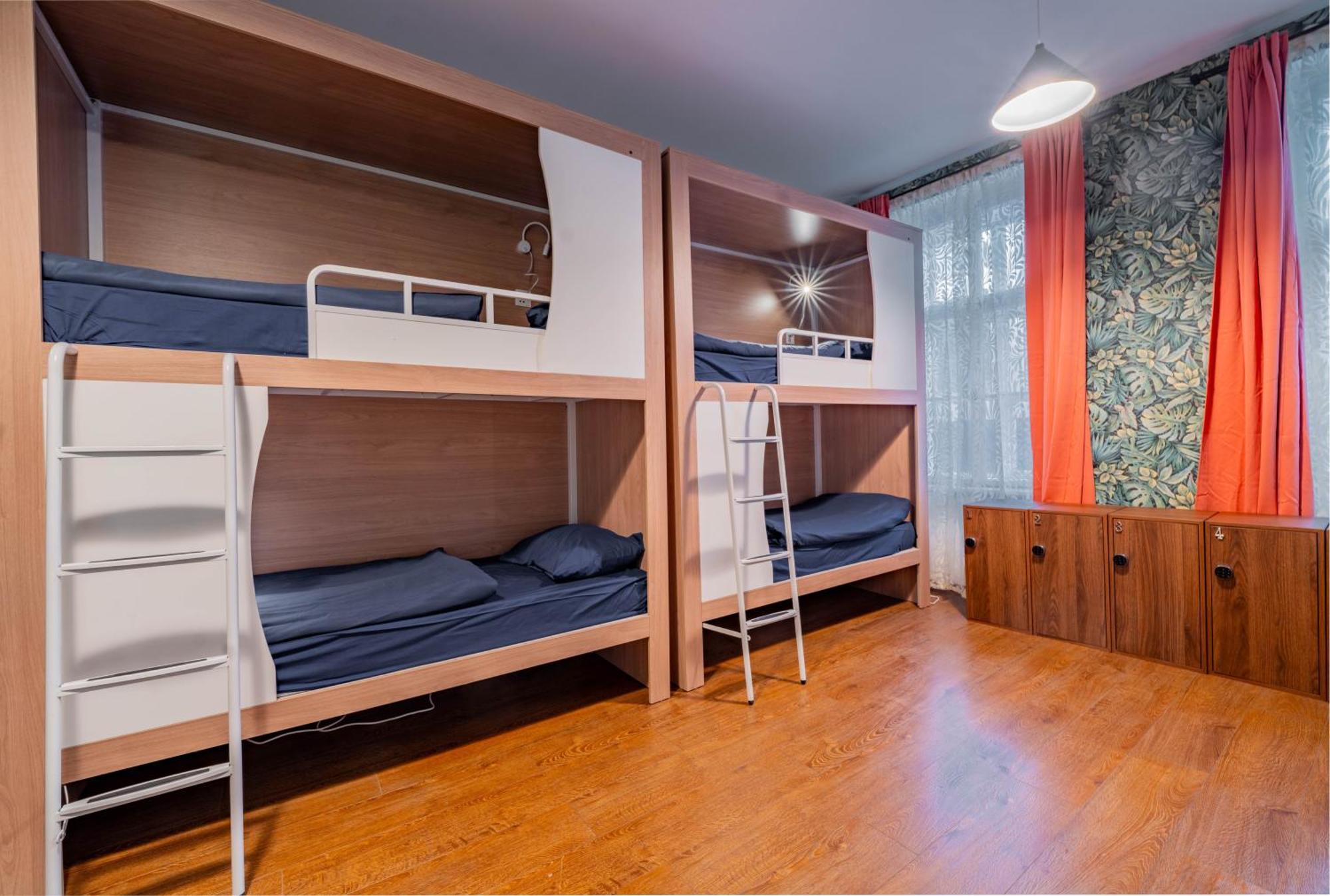Stellar Female Hostel Прага Экстерьер фото